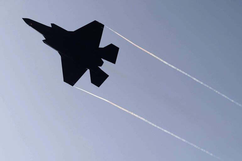 Un avión de combate israelí F35 despega desde un lugar no revelado en el centro de Israel, este domingo. Según las FDI, los sistemas de defensa de Israel, así como los aliados de Israel en la región, interceptó el 99 por ciento de más de "300 amenazas de diversos tipos", incluidos drones, misiles de crucero y tierra-tierra, lanzados desde Irán contra Israel.