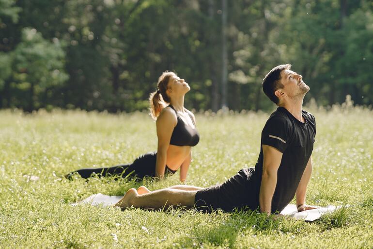 Pareja entrenando en un entorno natural al aire libre.