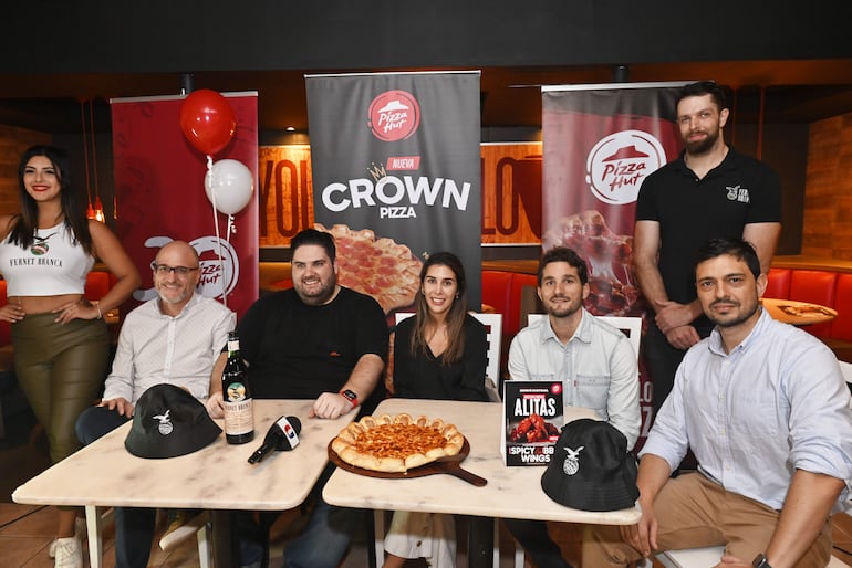 Matías Bianchi, Marcelo Amarilla, Leticia Rodríguez, Federico Germino y Daniel Yegros durante la presentación de los nuevos productos de Pizza Hut.

