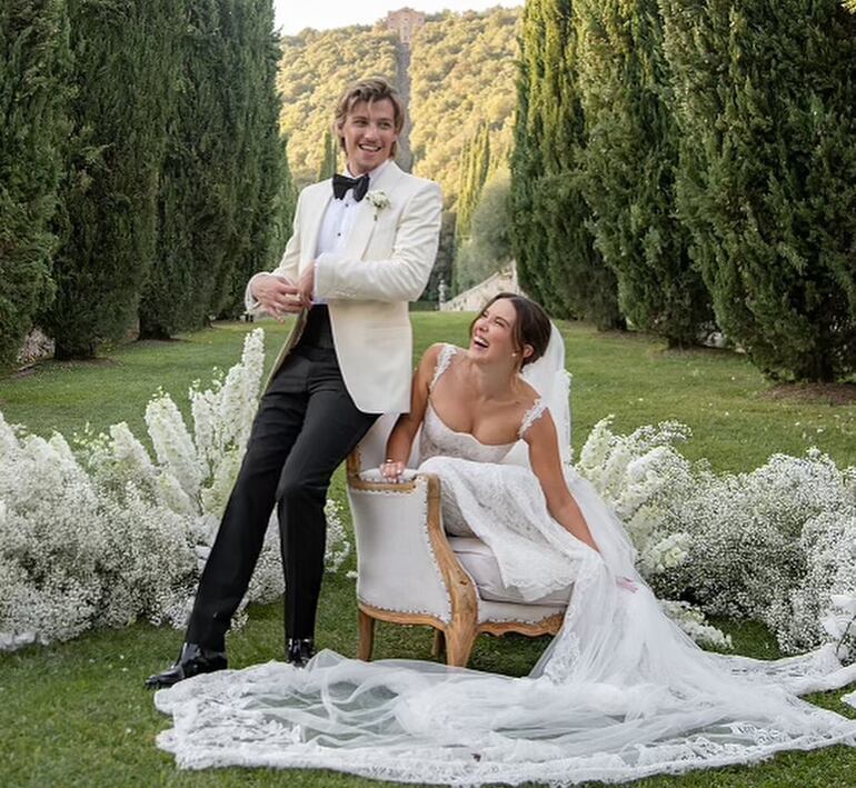 Millie Boby Brown y Jake Bongiovi celebraron su boda en Toscana, Italia.