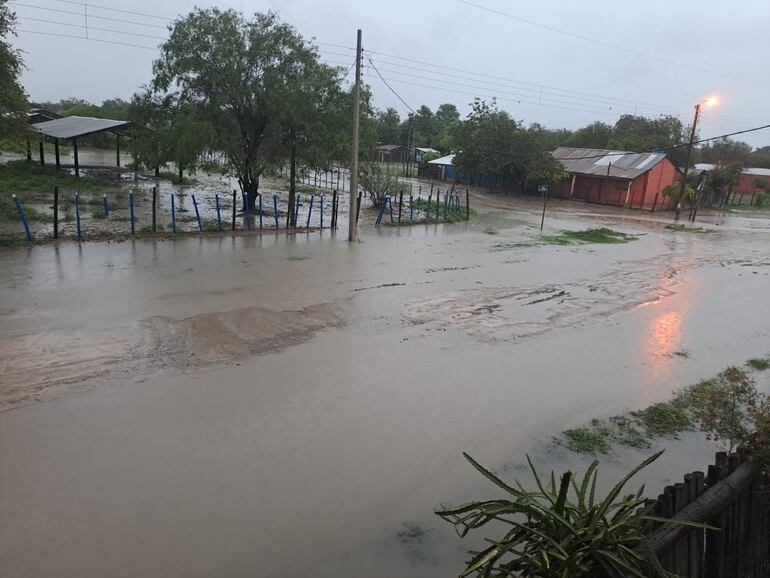 Las lluvias dejan de nuevo aislados a los pobladores de Bahía Negra, por la precariedad de los caminos de tierra, que nunca fueron reparados de forma correcta por las autoridades.