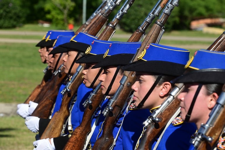 Desfile militar en la costanera de Asunción por los 212 años de Independencia Nacional