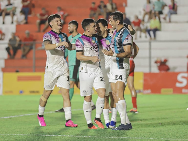 Los futbolistas de Libertad celebran un gol en el partido ante General Caballero de Juan León Mallorquín por la décima jornada del torneo Apertura 2024 del fútbol paraguayo en el estadio Ka'arendy, en Juan León Mallorquín.