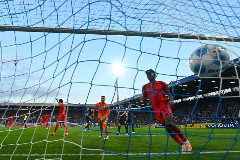 Bochum's German goalkeeper #27 Patrick Drewes (C) fails to save the 0-4 goal during the German first division Bundesliga football match between VfL Bochum and FC Bayern Munich in Bochum, western Germany, on October 27, 2024. (Photo by Ina Fassbender / AFP) / DFL REGULATIONS PROHIBIT ANY USE OF PHOTOGRAPHS AS IMAGE SEQUENCES AND/OR QUASI-VIDEO