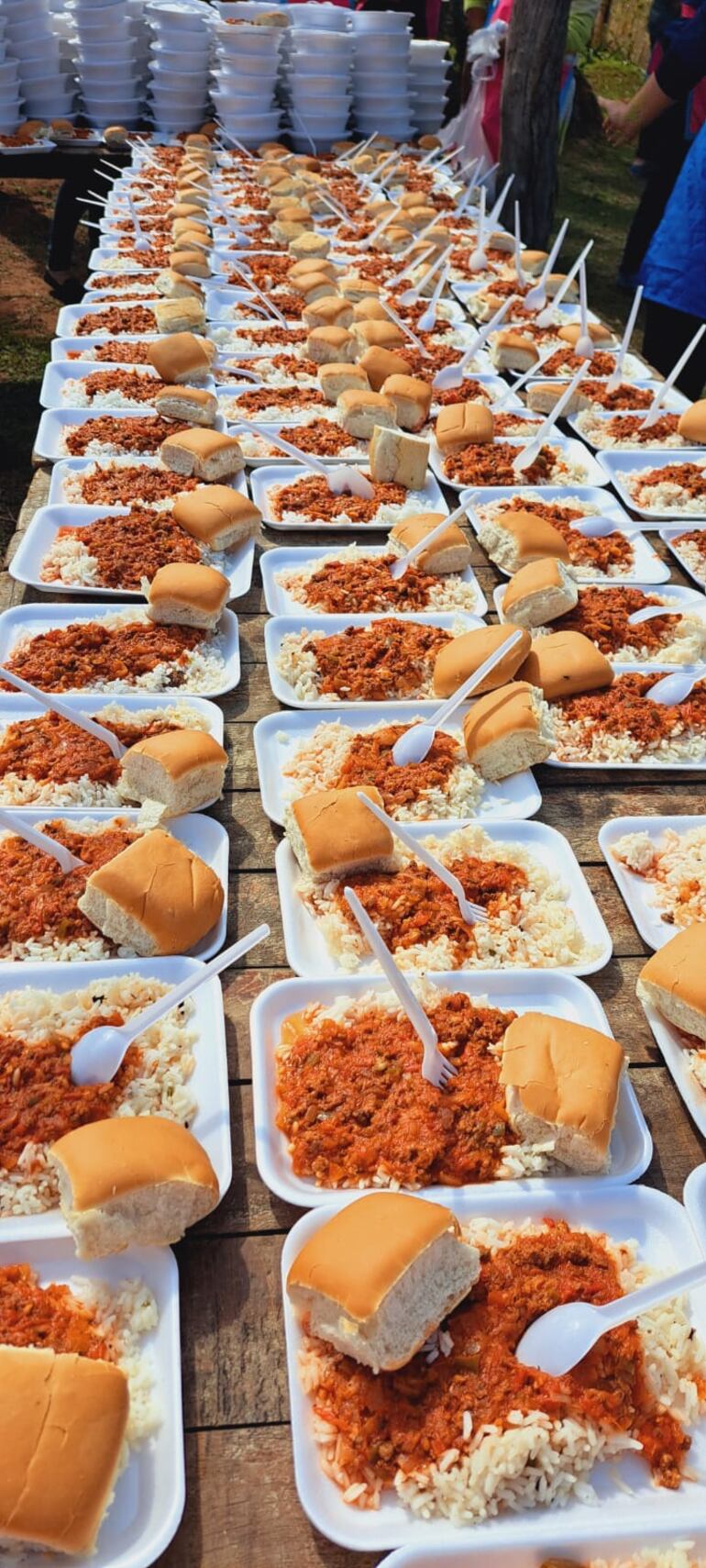 Cada año más de mil platos de comida se preparan para compartir con la gente en la compañía Monte Alto de Atyrà.