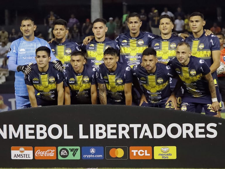 Los jugadores del Sportivo Trinidense posan para la fotografía previa al partido ante Colo Colo por la ida de la Fase 3 de la Copa Libertadores en el estadio La Huerta, en Asunción.