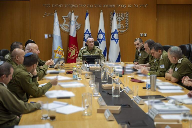 Herzi Halevi (c), el jefe del Estado Mayor del Ejército, durante una reunión con la cúpula militar y de inteligencia.