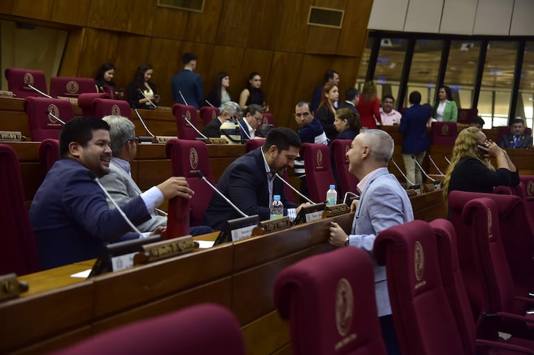 Los colorado disidentes Juanchi Maciel, Roberto González, Mauricio Espínola y Daniel Centurión conversan previo a la frustrada sesión de la fecha en Cámara de Diputados.