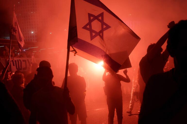 Manifestantes durante una protesta contra el gobierno de Israel, este sábado en Tel Aviv.
