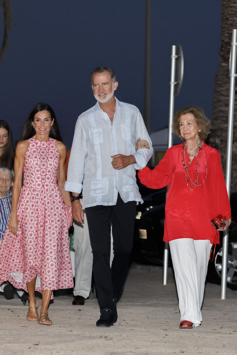 El rey Felipe VI y la reina Letizia , acompañados por la reina emérita doña Sofía. (EFE/Ballesteros)
