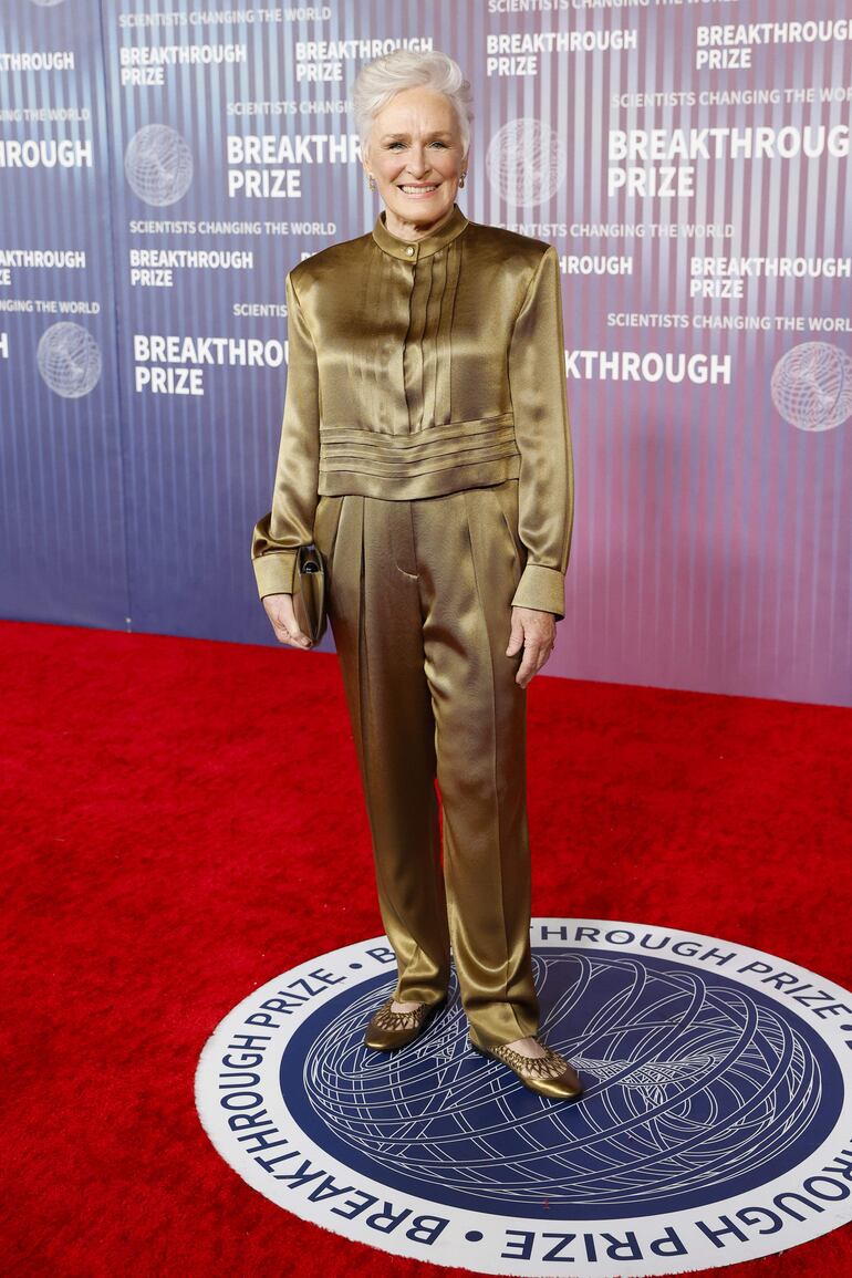 ¡Bella! La actriz estadounidense Glenn Close optó por un atuendo dorado y atrapó los flashes al llegar al Academy Museum of Motion Pictures en Los Ángeles, California. (EFE/EPA/CAROLINE BREHMAN)
