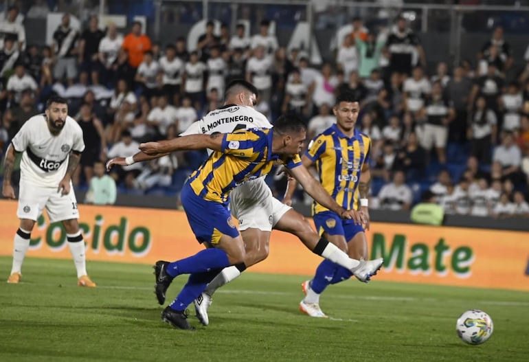 Brian Montenegro, jugador de Olimpia, remeta en un partido frente a Sportivo Luqueño por la undécima fecha del torneo Clausura 2024 del fútbol paraguayo en el estadio Defensores del Chaco, en Asunción.