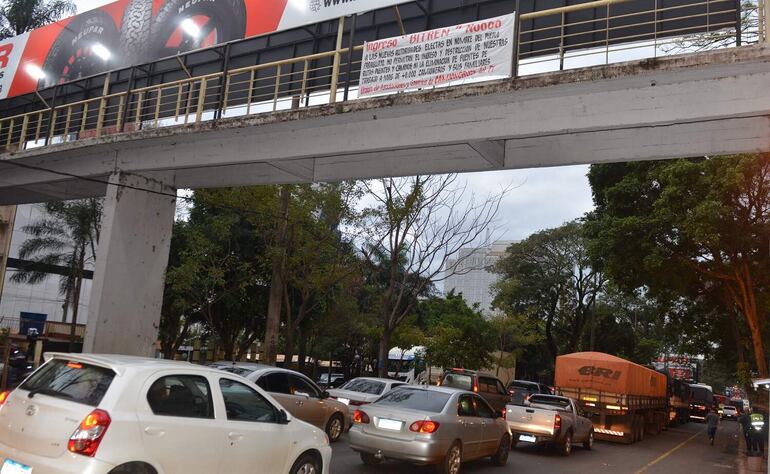 Pasacalles contra camiones bitrenes comenzaron a colocarse en Ciudad del Este.