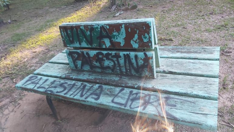 Los bancos del Bosque de Israel en el parque Ñu Guazú también fueron vandalizados con leyendas antisemitas.