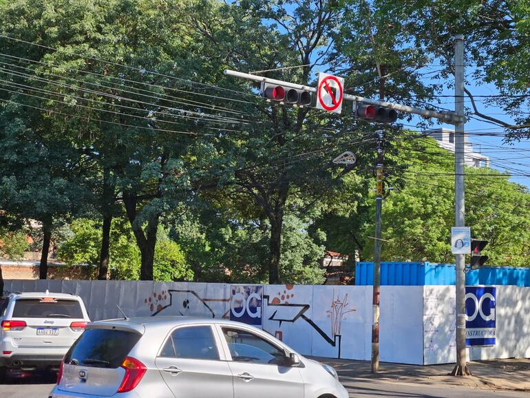 Desde la esquina opuesta al terreno donde se construirá la nueva estación de servicios que funcionará sobre la avenida Mariscal López se puede ver que hay al menos 15 árboles allí.