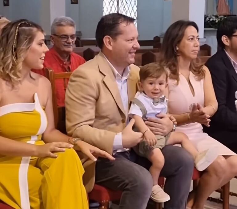 Denise Hutter y Aldo Franco con Gastón, en la emotiva ceremonia de bautismo del pequeño. (Instagram/Denise Hutter)