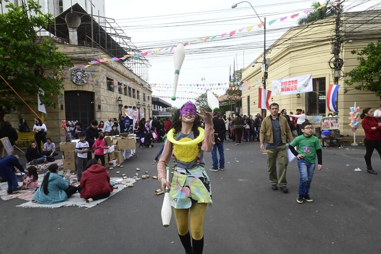 Una colorida "Fiesta de los ñinos", con distintas actividades, se desarrollará sobre la calle Ayolas hasta las 18:00 en el marco del cierre de Pinta Sud Asu.