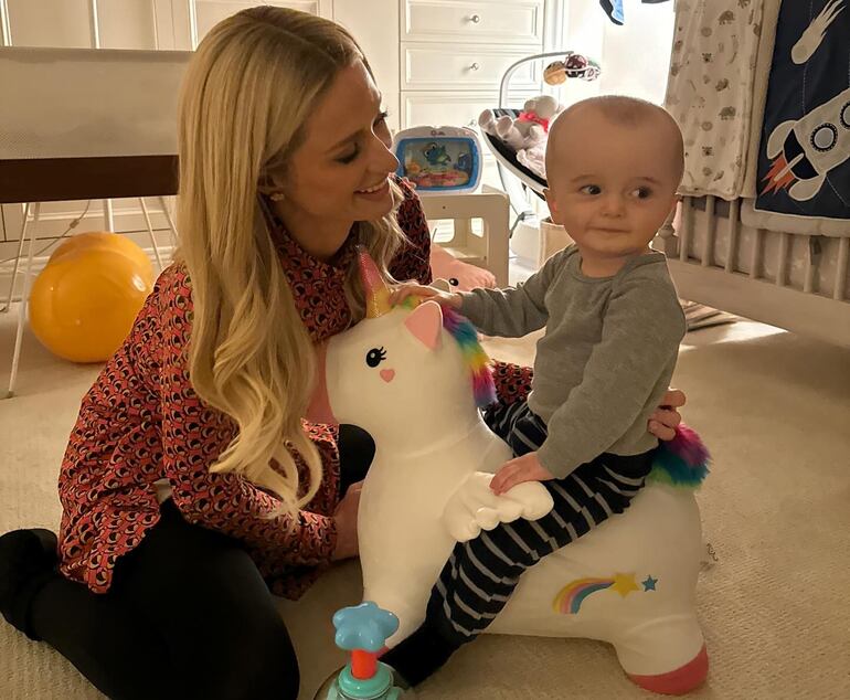 Paris Hilton con el cumpleañero Phoenix Barron.