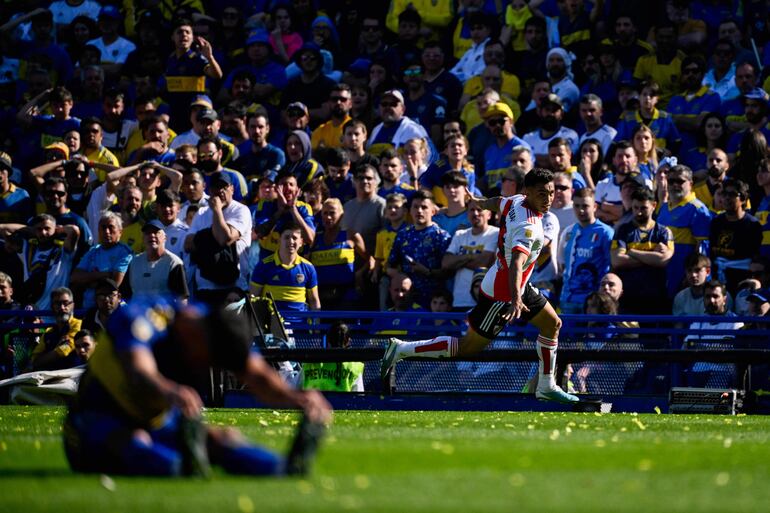 El defensor de River Plate, Enzo Díaz (R), celebra luego de anotar el segundo gol del equipo contra Boca Juniors durante el partido Superclásico del Torneo de la Liga Argentina de Fútbol Profesional 2023 en el estadio La Bombonera de Buenos Aires el 1 de octubre de 2023.