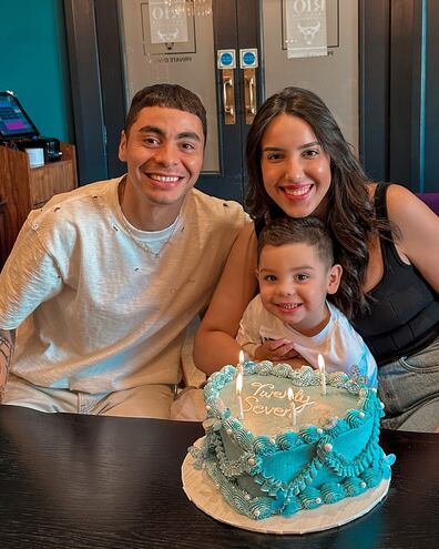 El futbolista Miguel Almirón con su esposa cumpleañera Alexia Notto y el pequeño Francesco.