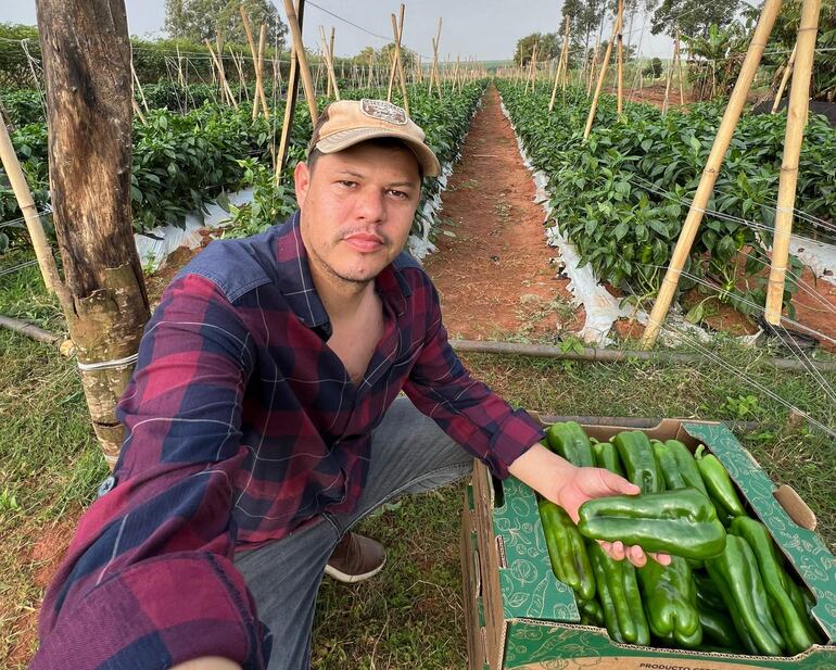 El productor Máximo González, mostrando sus productos de calidad en Vaquería.