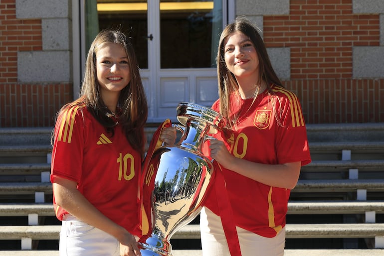 La princesa Leonor y la infanta Sofía posando felices con el trofeo en la recepción a la selección española en el Palacio de La Zarzuela, en Madrid, tras haberse proclamado campeones de la Eurocopa. (EFE/Casa de S. M. el Rey/Francisco Gómez)
