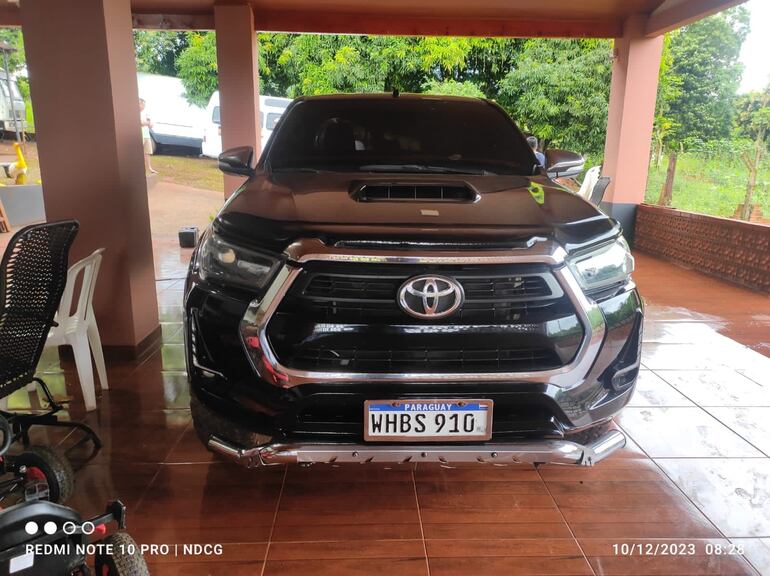 Camioneta Toyota Hilux que robaron los maleantes y luego se vieron obligados abandonar por la presión de los vecinos y efectivos de la Policía.