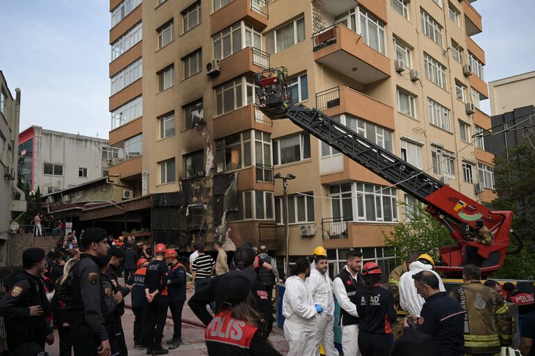 Las obras de reforma de la discoteca que se incendió este martes en Estambul, causando la muerte a 29 personas, presumiblemente empleados en los trabajos, no contaban con licencia del Ayuntamiento, según las autoridades municipales.