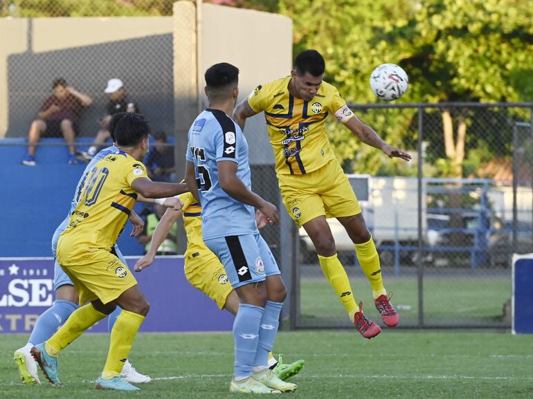 Óscar “Chiquito” Giménez, de Trinidense, aplica el cabezazo a la carrera para igualar el partido que arrancó perdiendo el cuadro de Trinidad, que remontó el resultado y terminó goleando  de visitante.