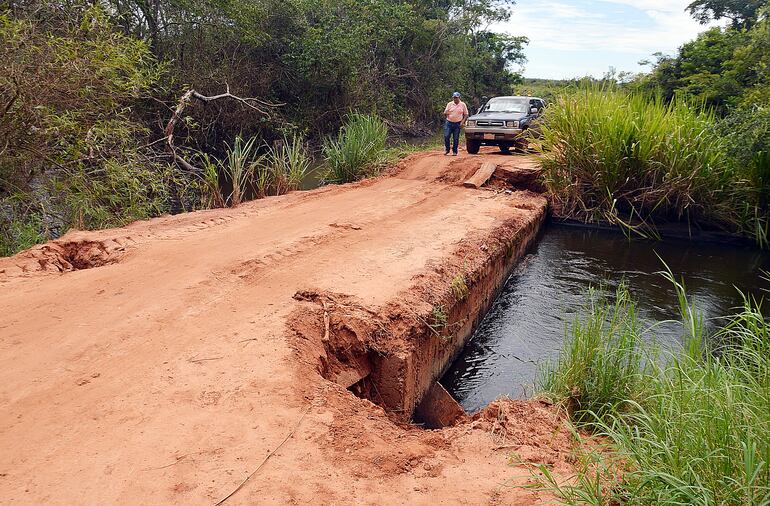 Puente sobre el río Aguaraymi que utilizan pobladores de Tacuatí, Nueva Germania y Santa Rosa del Aguaray, cuando había colapsado una de sus cabeceras, en San Pedro. Foto de archivo.