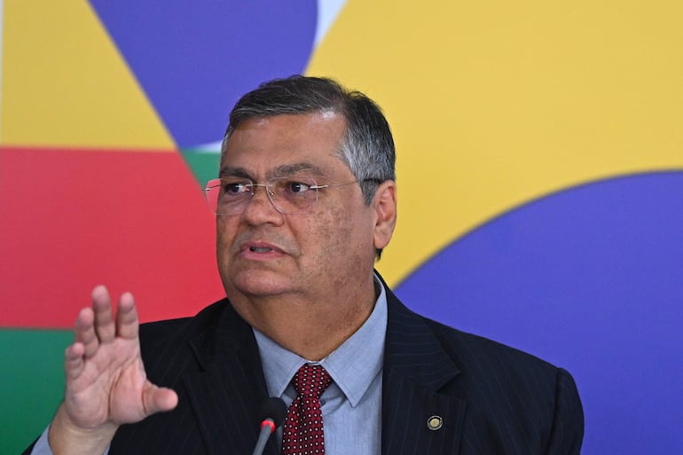 El ministro de Justicia de Brasil, Flávio Dino, participa en una rueda de prensa en el Palácio de Planalto, en BrasiIia (Brasil).  (EFE)