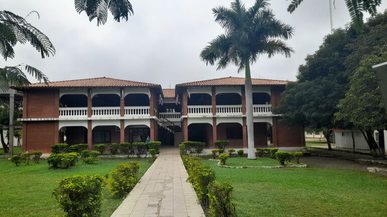 Moderno edificio de la Gobernación del Alto Paraguay en Fuerte Olimpo.