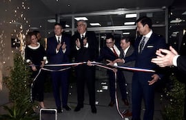 Directivos de Universitaria, junto a autoridades nacionales, dieron por inaugurado el nuevo edificio corporativo.