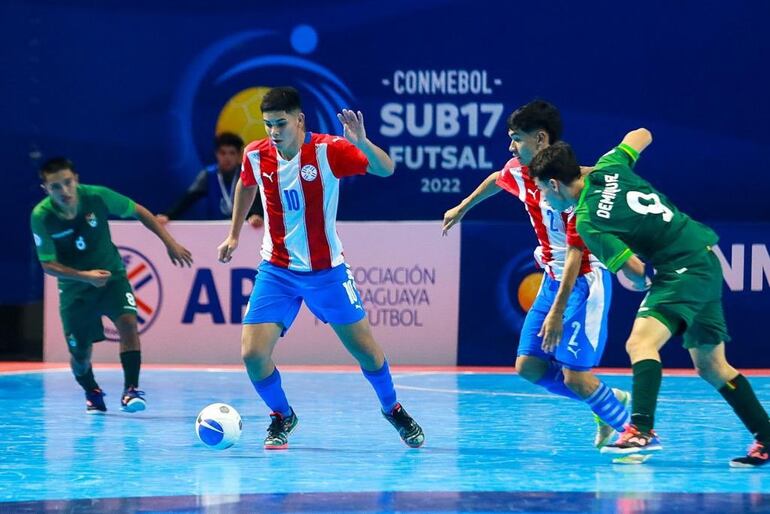 Robert Gamarra avanza en el juego que Paraguay igualó contra Bolivia, en el debut de la Conmebol U17 de futsal, en nuestro país.