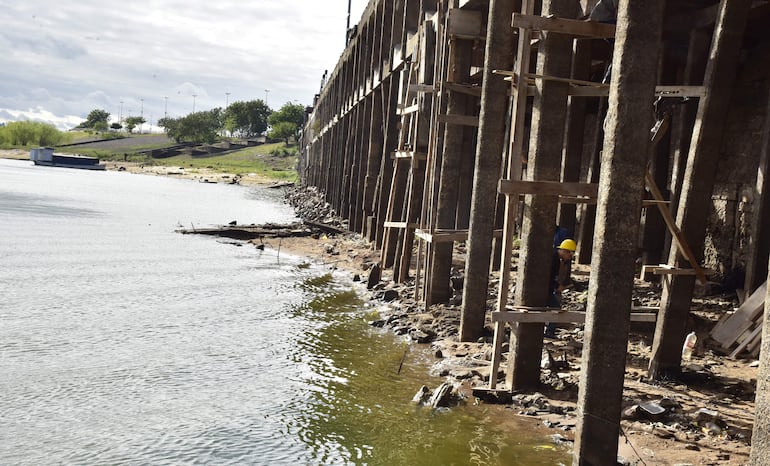 Vista de la dramática bajante del río Paraguay en Asunción.