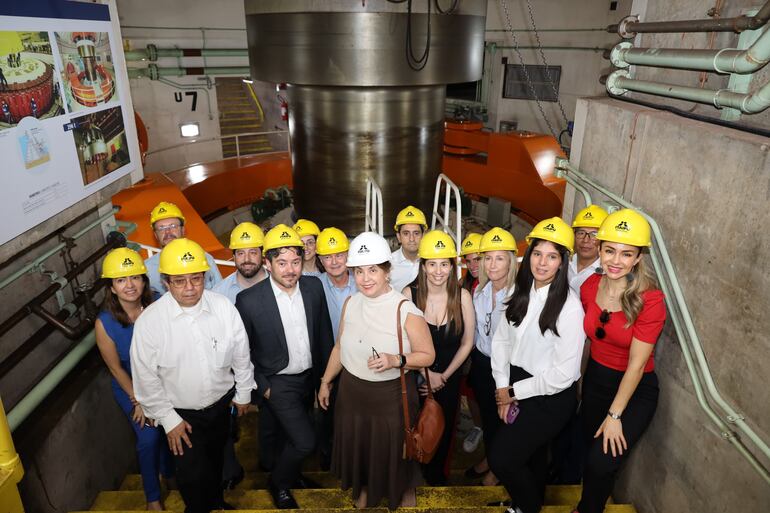 La presidenta de Fonplata, Luciana Botafogo, recorrió la Central Hidroeléctrica Itaipú.