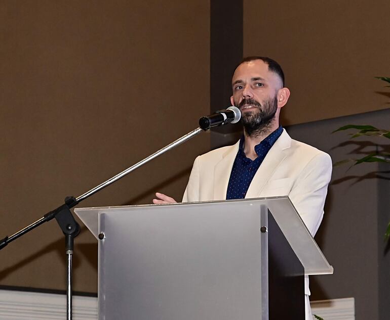 El arquitecto César Aquilano, jefe de Desarrollo de Mercado en VASA (Vidrieria Argentina SA), durante su disertación denominado “Acelerando la transición hacia un futuro sustentable”. 