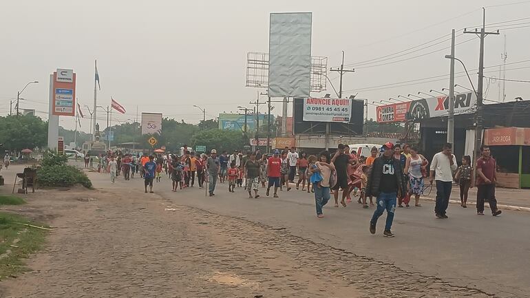 Nativos marchando sobre la Ruta Py 02, en Coronel Oviedo.