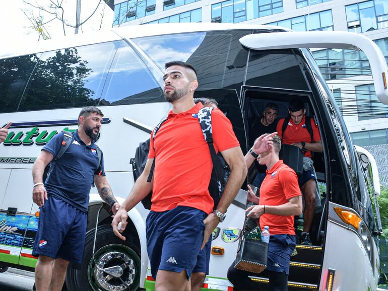 Los jugadores de Nacional llegan a la ciudad de Medellín, donde medirán al Atlético Nacional por la revancha de la Fase 2 de la Copa Libertadores 2024.