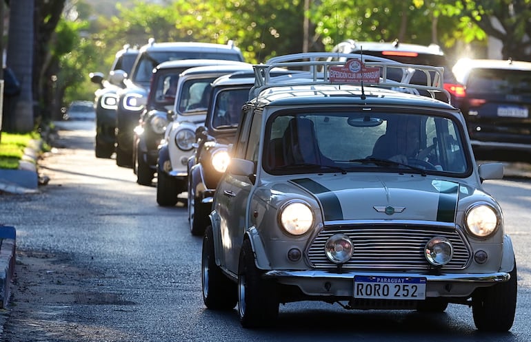 Con un colorido desfile, los fanáticos de MINI celebraron su 65 aniversario.