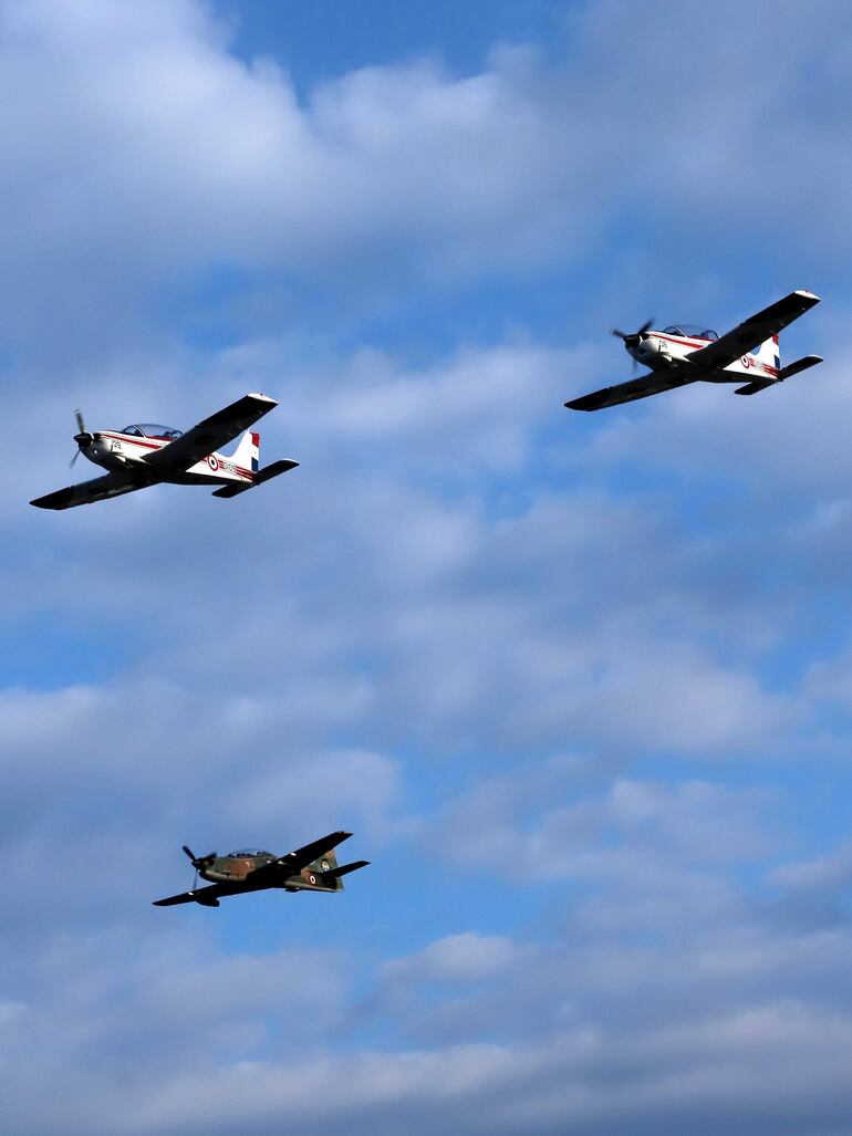 Los T 35 Pillán fueron escoltados por aviones Tucano a su arribo a cielos paraguayos.