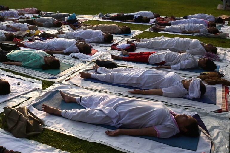 Practicantes de yoga participan de una sesión multitudinaria en Amritsar, en la India. 