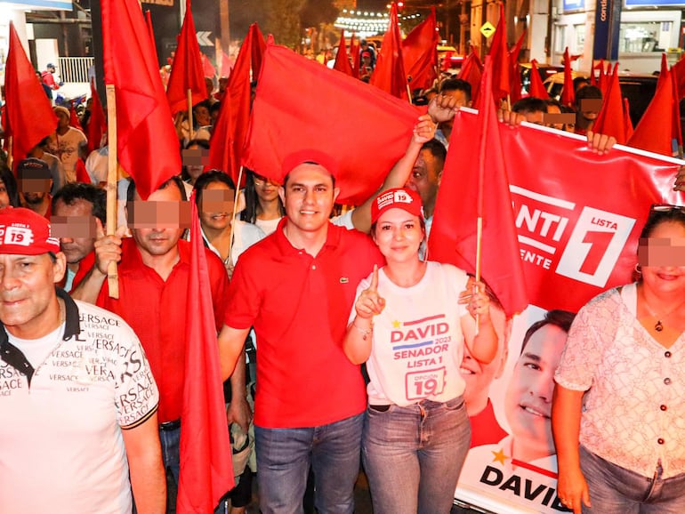 Elena Escobar (centro) abrazada con su esposo Hernán Rivas, actual senador cartista y titular del JEM. La misma siendo  funcionaria de la  CGR participaba de las actividades políticas.