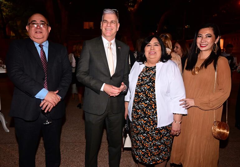 Cayo Cáceres, el embajador de los EEUU, Marc Ostfield; la ministra de la Niñez y Adolescencia Teresa Martínez y Silvia Morimoto.