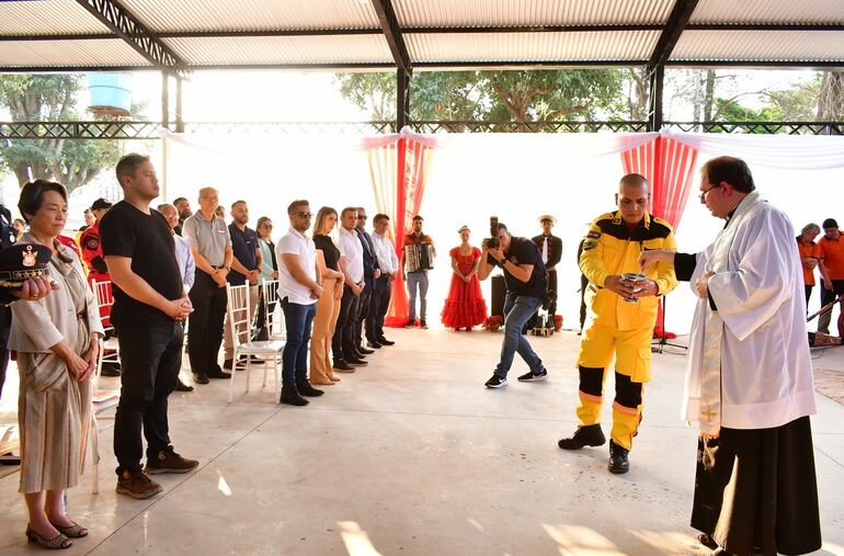 La inauguración del cuartel de bomberos incluyó la tradición bendición.