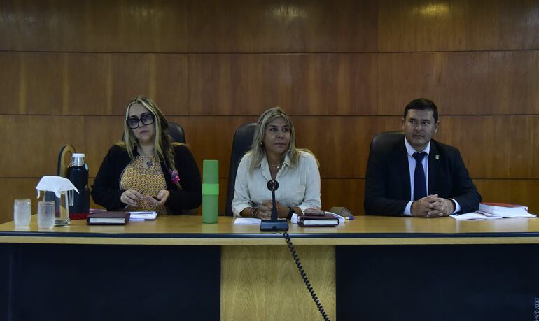 Los jueces Alba González (izq.), Gloria Hermosa (presidenta) y Darío Báez integraron el Tribunal de Sentencia que condenó a Patricia Samudio y su esposo.