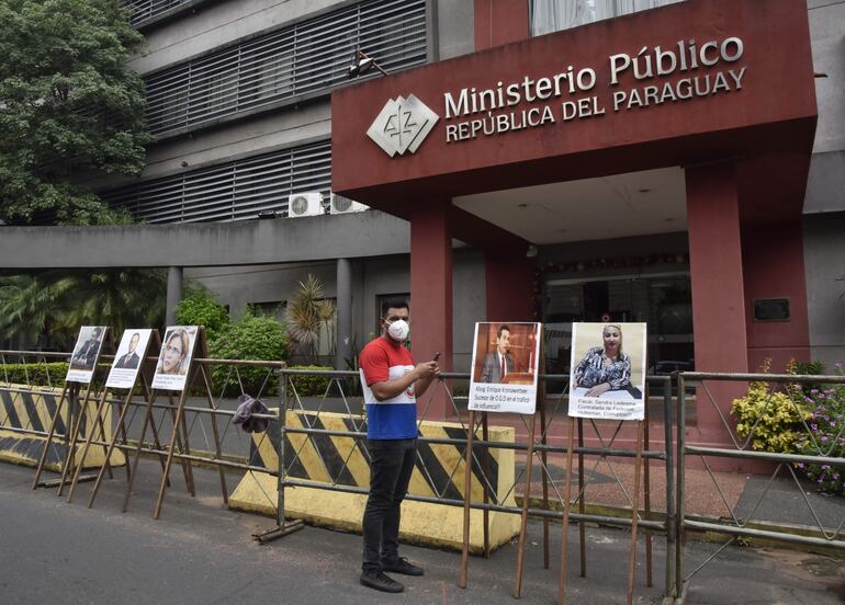 Adán Ayala Garcete inició una medida de fuerza ante el acoso judicial que denuncia sufrir su familia desde hace tiempo.