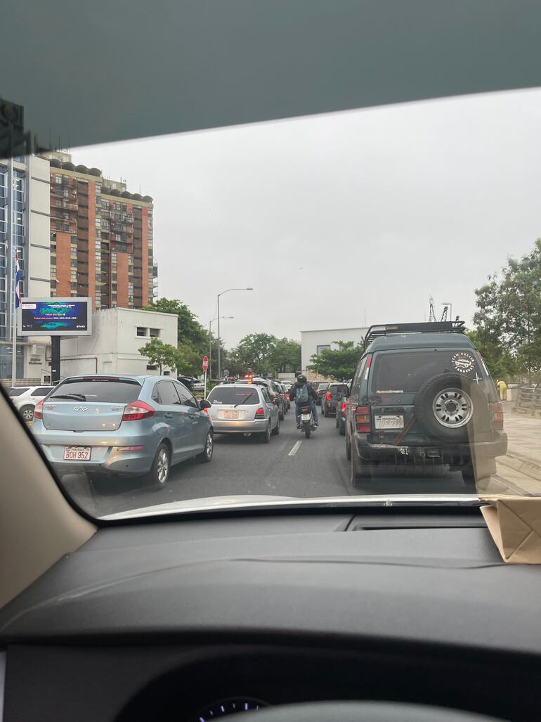 Usuarios de la avenida Costanera se quejaron del caos desde el jueves último por la colocación del semáforo a la salida de la Costanera.