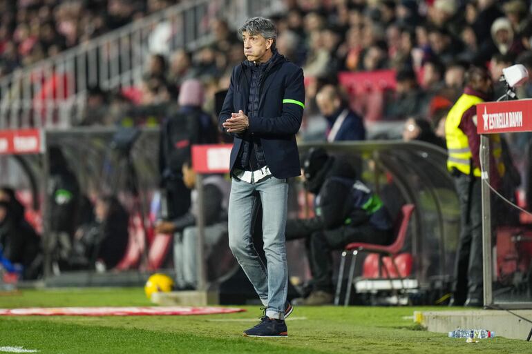 GIRONA, 03/02/2024.- El entrenador de la Real Sociedad, Imanol Alguacil, durante el partido de LaLiga EA Sports entre el Girona y la Real Sociedad que se disputa este sábado en el estadio de Montilivi. EFE/Siu Wu
