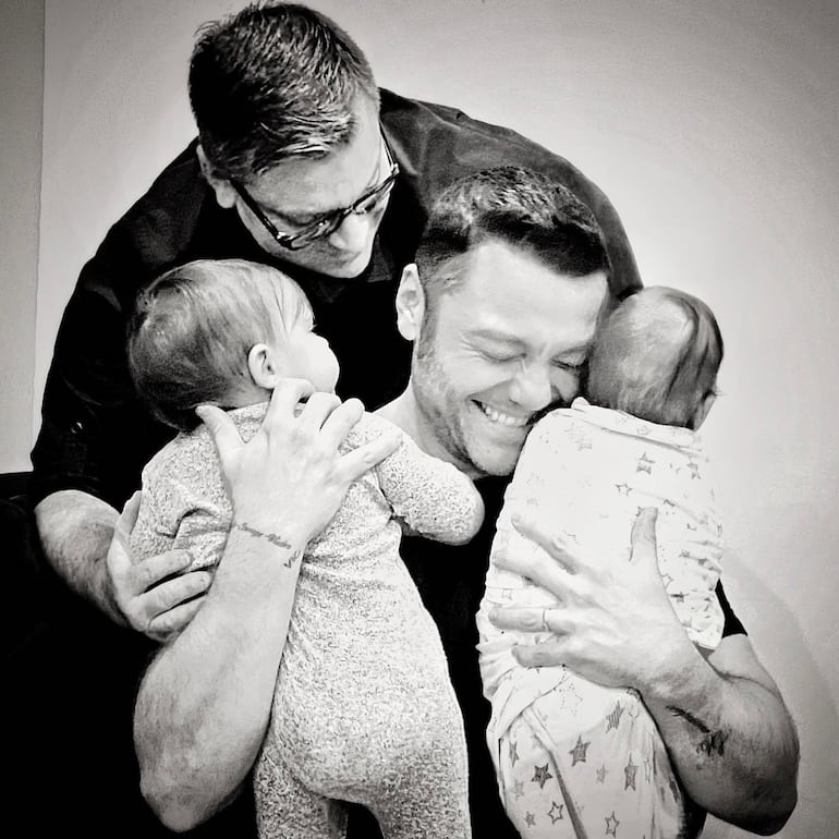 Con esta postal Tiziano Ferro había anunciado la llegada de sus dos hijos: Margherita y Andrés.